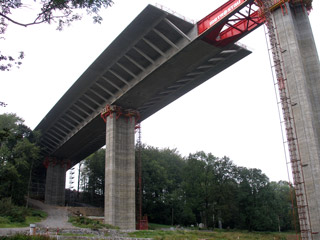 Zavedení technologie postupného vysouvání skruže, poprvé použité na mostě přes Rybný potok