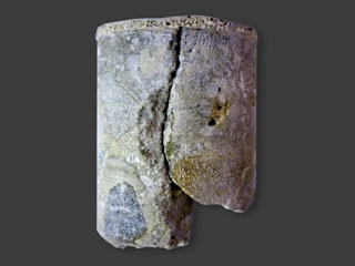 Trhliny v betonu pod povrchovou úpravou