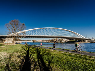 Ocelová konstrukce a závěsy Trojského mostu v Praze (2014)