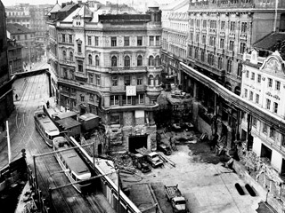 Podchod a domovní loubí u stanice metra Na Můstku (1968)