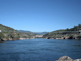 Lávka přes řeku Sacramento, Redding, California, USA (1990)