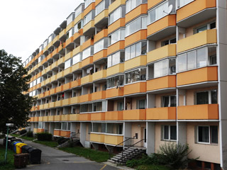 Předsazené lodžie před panelové a zděné domy